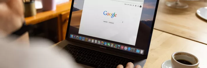 Jemand hat die Startseite von Google auf seinem Laptop geöffnet
