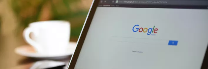 Ein Tablet der die Google-Startseite zeigt