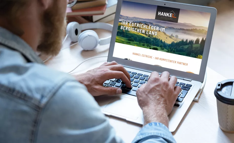 Man sieht die Webseite von Hankel Estriche auf einem Laptop